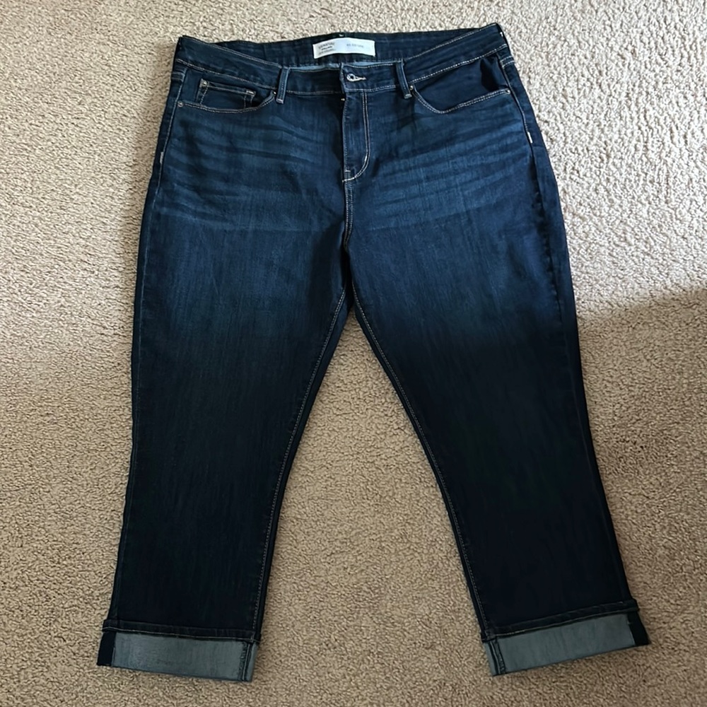 Signature Levi Strauss Mid Rise Capri